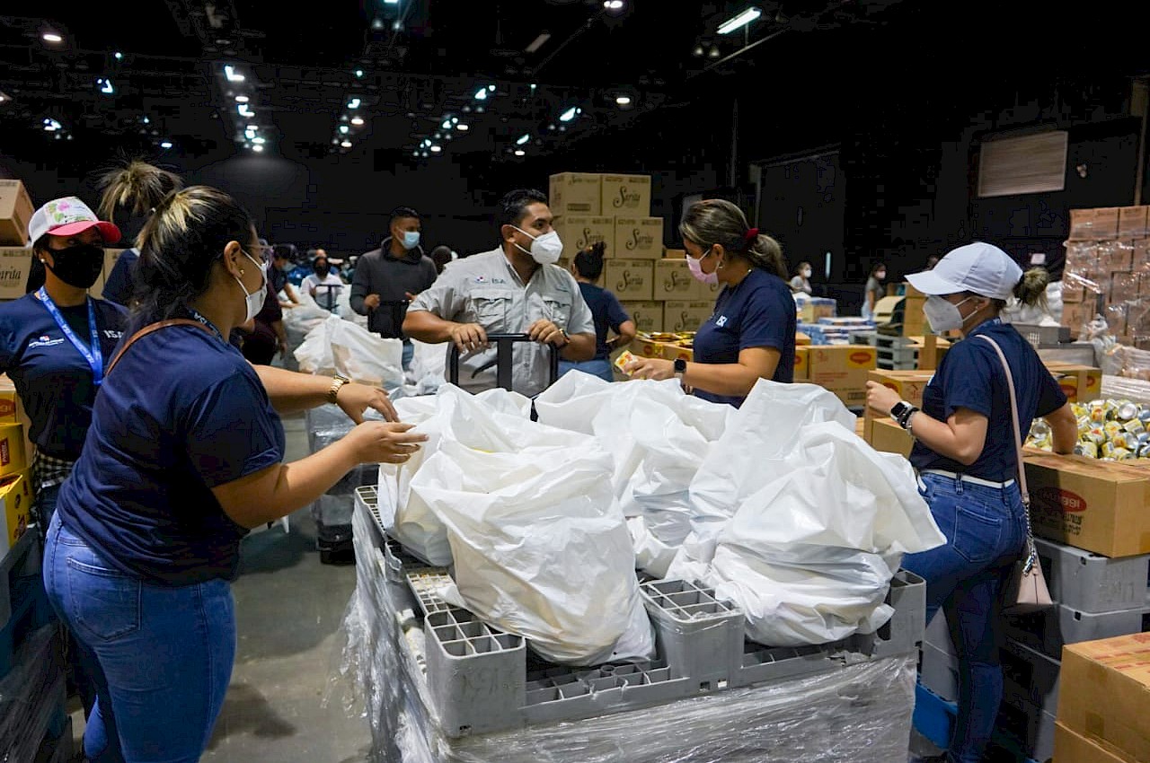 Equipo ISA colaborando en confección de bolsas de comida para el Plan #PanamáSolidario