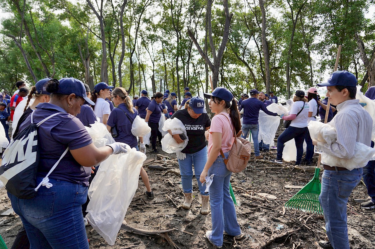 Instituto de Seguro Agropecuario se suma a la limpieza de playas.