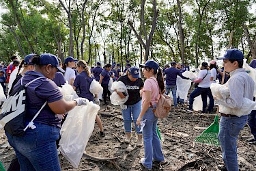 Instituto de Seguro Agropecuario se suma a la limpieza de playas.