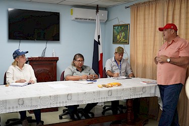 ISA se reúne con productores de maíz y tomate en la Cooperativa Agropecuaria y Servicios Múltiples El Progreso.