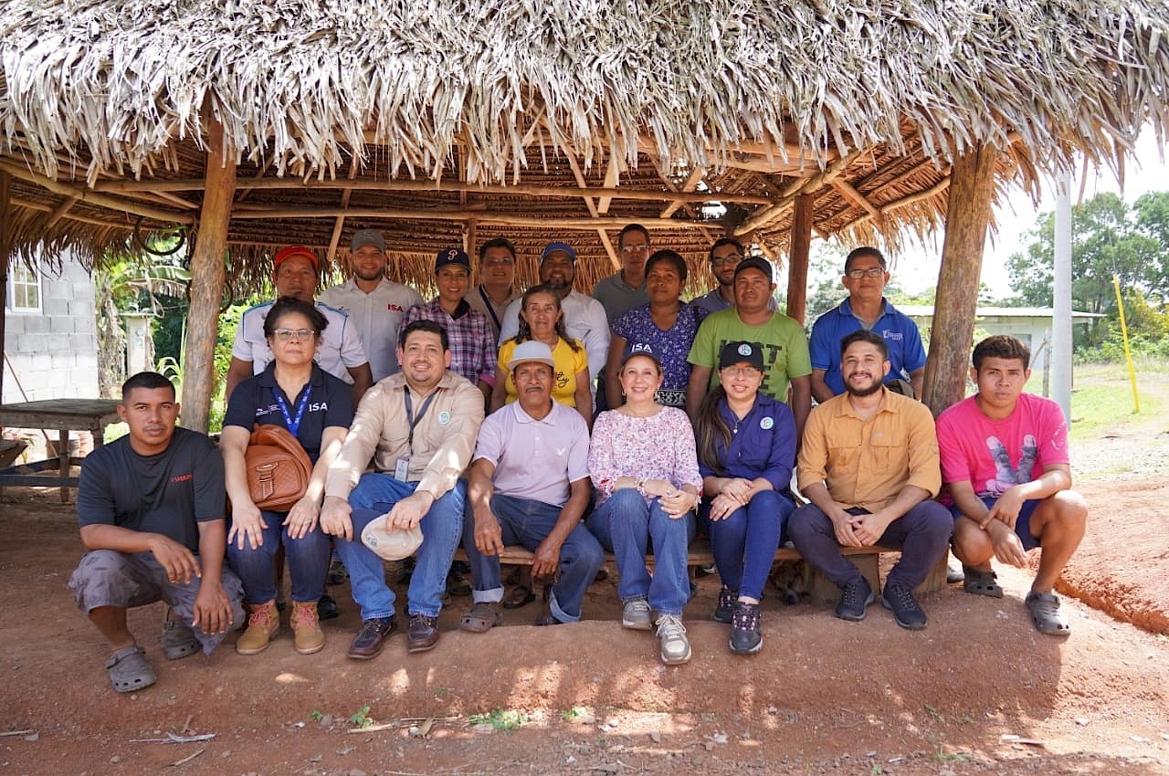 ISA visita proyecto de cultivo de tilapias en Colón.