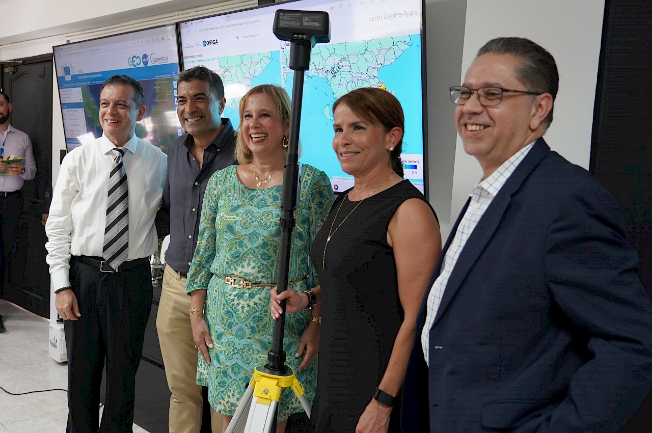 Entrega de antenas en la inauguración de la Oficina del Sistema de Información Geoespacial Agropecuaria.