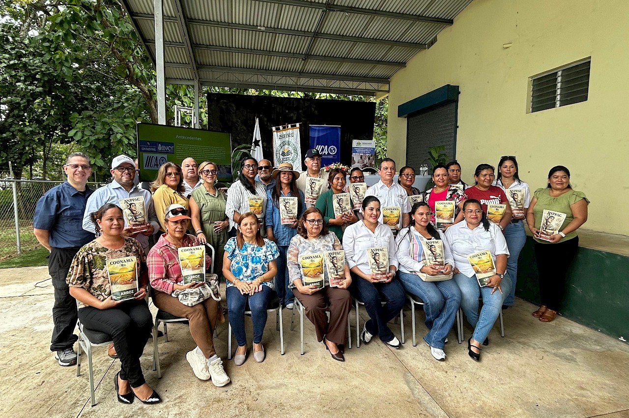 El Instituto de Seguro Agropecuario (ISA) acompañó en la entrega de equipo para la Asociación de Mujeres Productoras de Arroz.