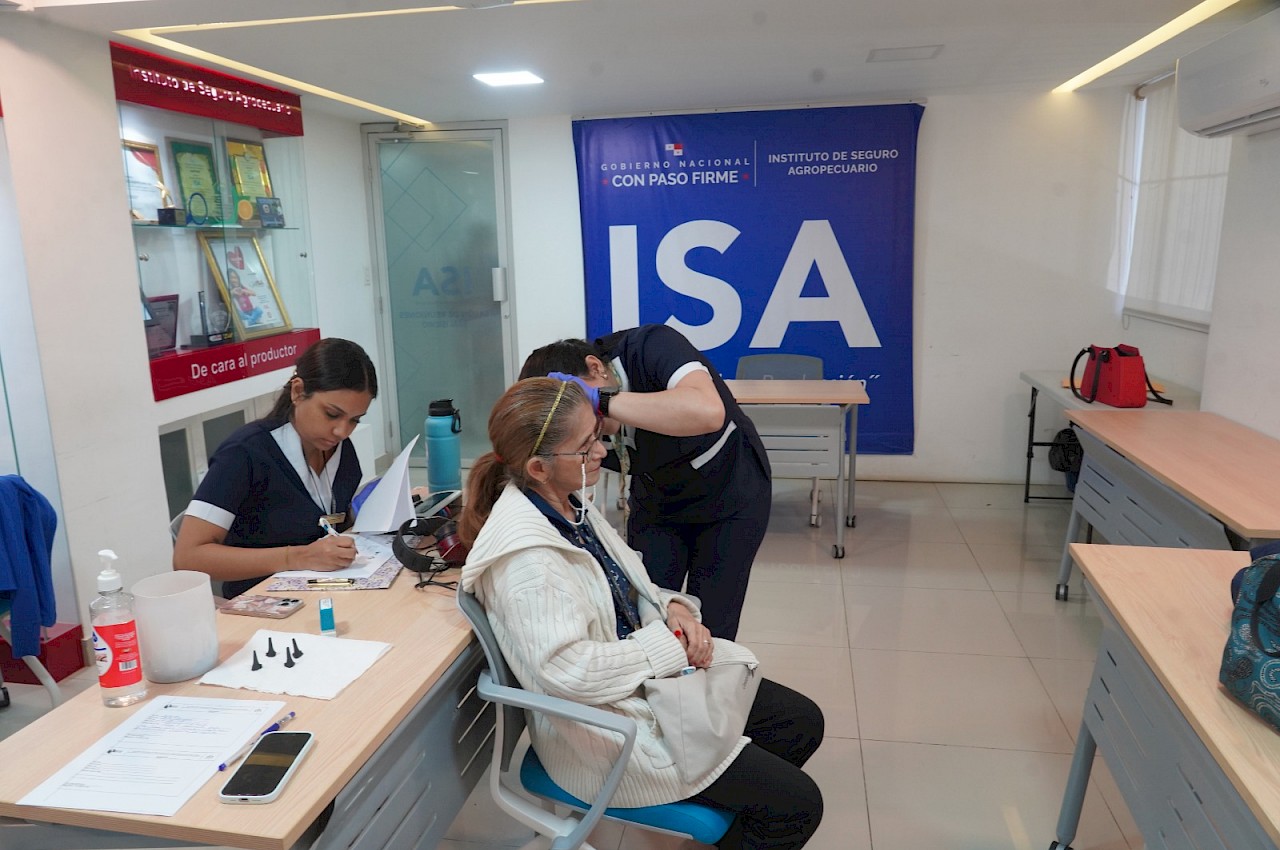 Personal del ISA recibe tamizajes auditivos gratuitos con apoyo de estudiantes de UDELAS.