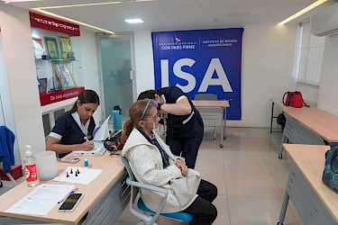 Personal del ISA recibe tamizajes auditivos gratuitos con apoyo de estudiantes de UDELAS.