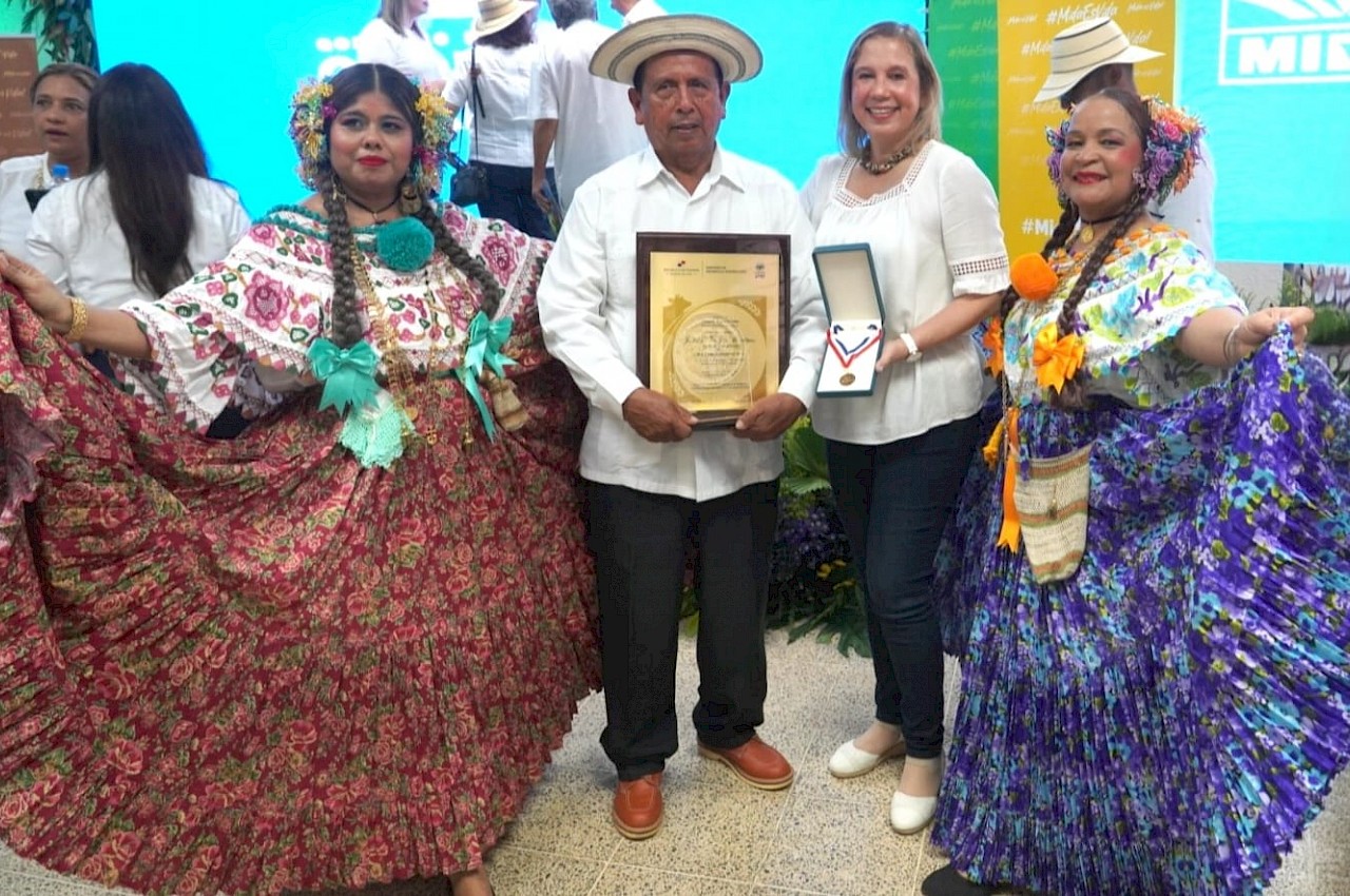 ISA entrega medalla en celebración del Día del Productor y Profesional de las Ciencias Agropecuarias.