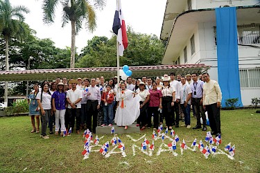 Autoridades y funcionarios del ISA realizan la tradicional siembra de banderas.