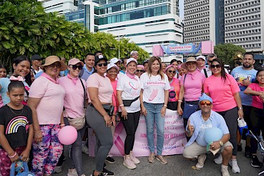 Colaboradores del ISA participan de la caminatón "Pasos de Esperanza".