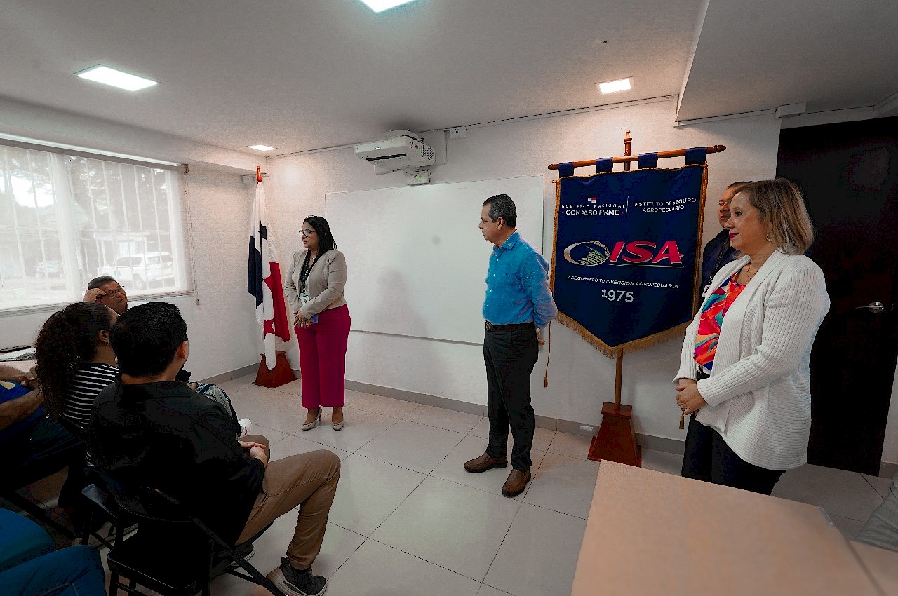 Exfuncionarios del ISA reciben cheques de prima de antigüedad en segunda jornada de pagos.