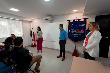 Exfuncionarios del ISA reciben cheques de prima de antigüedad en segunda jornada de pagos.