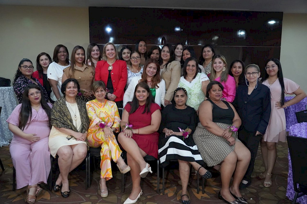 ISA rinde homenaje a las madres de la institución.