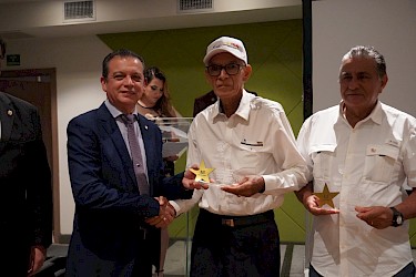 ISA distingue a funcionarios con más de 40 años de servicio y por la culminación del Diplomado en Ventas Comerciales.