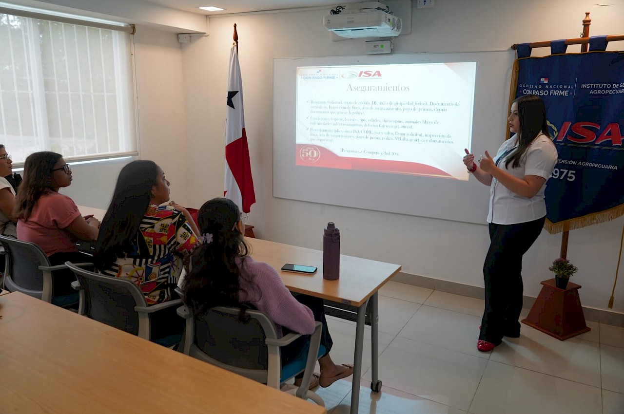 Médicos veterinarios internos reciben capacitación en seguros en el ISA.