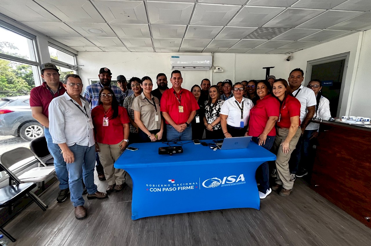 Funcionarios del ISA reciben charla sobre salud ocupacional y seguridad en el ambiente laboral.