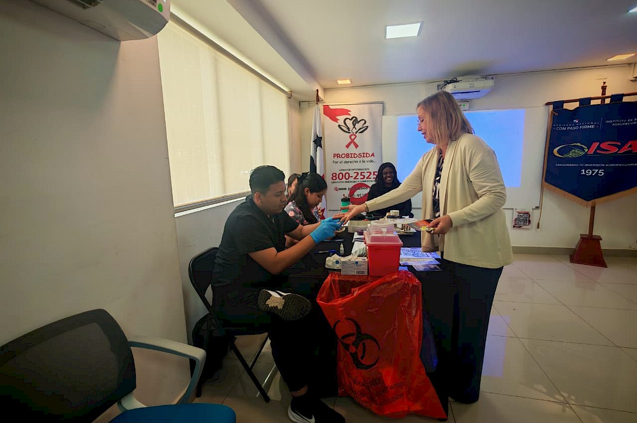 Funcionarios del ISA participan en charla sobre la prevención del VIH.