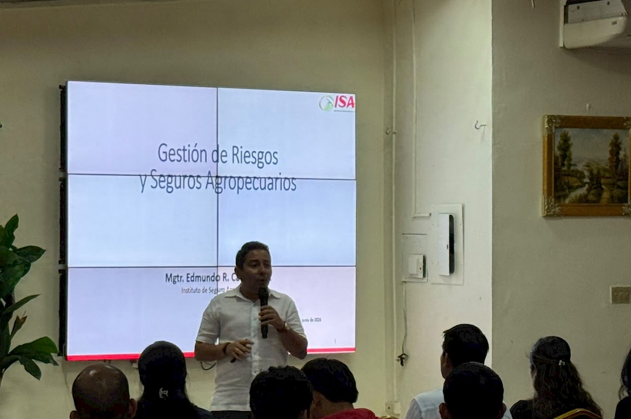 Gerente regional del ISA recibe distinción de la Facultad de Economía de Bocas del Toro.